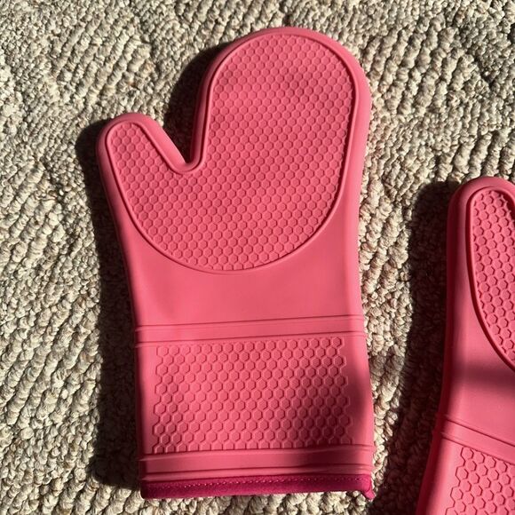Pink Kitchen Silicone Rubber Oven Mits NWOT - Picture 2 of 3